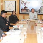 कछुआ चाल से चल रहा डंगे का निर्माण, लोग परेशान