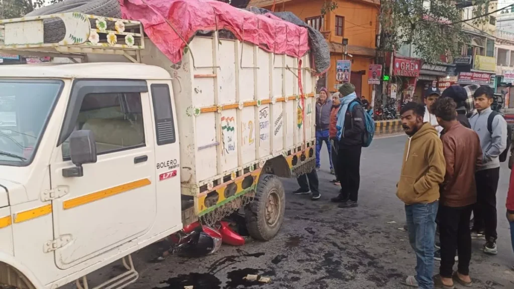 nainital-pickup-truck-carrying-cattle-collisoon-with-bike-in-haldwani-driver-flees