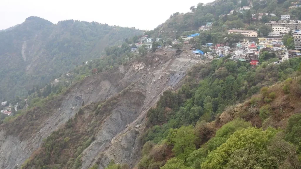 nainital-is-facing-a-huge-threat-of-landslide-hills-are-cracking-all-around-scientific-survey-will-be-done-soon