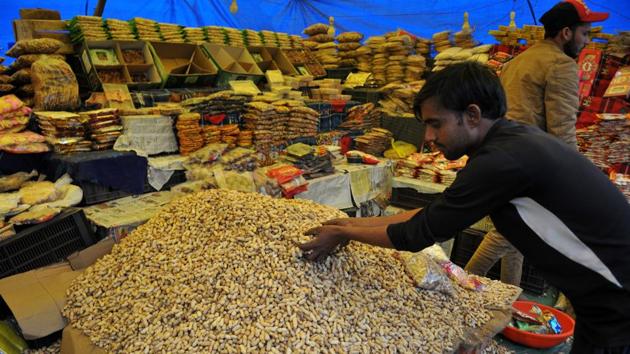 Lohri celebrated-displays-customary-popcorns-roadside_solan hillstimenews